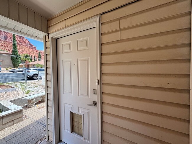 Building Photo - SPACIOUS 2 BEDROOM TOWNHOME FOR RENT!
