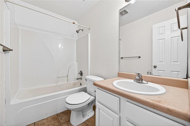 Building Photo - 1562 Hutchinson St