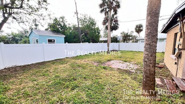 Building Photo - AVAILABLE NOW! Stunning RENOVATED 3 Bedroo...