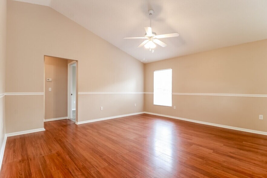 Building Photo - 656 Lakemont Dr