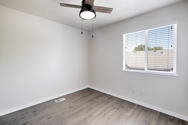 Building Photo - 2109 E Redwick Dr