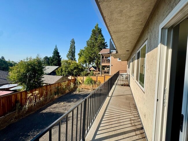 Building Photo - Beaitifully updated 2 bedroom 1.5 bathroom...