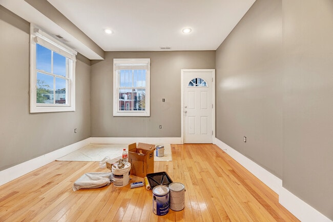 Building Photo - 1346 Kenyon St NW