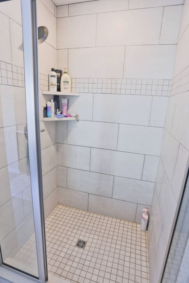 Building Photo - Beautiful Clarksville Rental