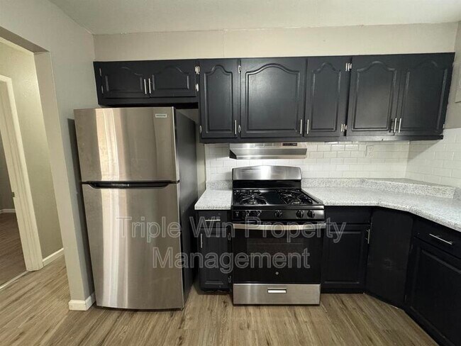 Building Photo - 227 Meadowcrest Dr