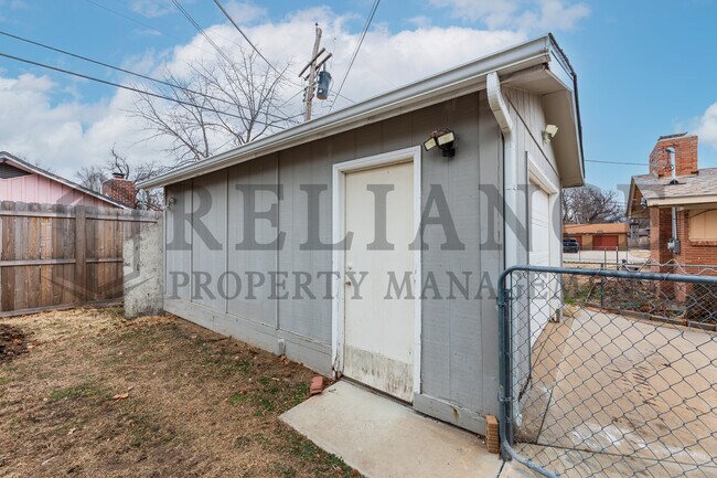 Building Photo - 2210 W Columbine Ln