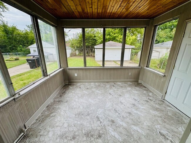 Building Photo - 3 Bedroom 1 Bath 2 Car Garage Welcome Sect...