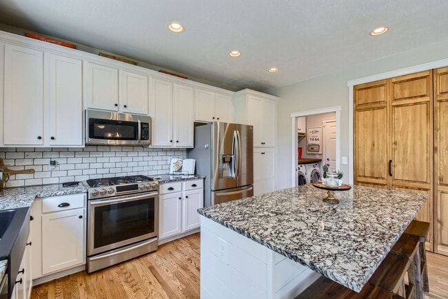 Building Photo - Beautiful 4 Bedroom Home with Stunning Vie...