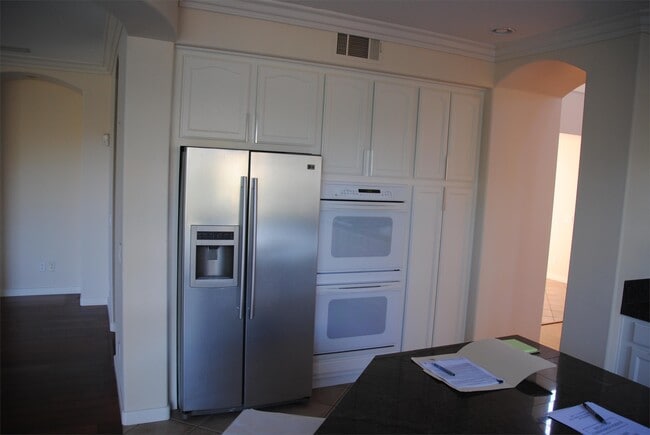 Building Photo - 772 Calle De Soto