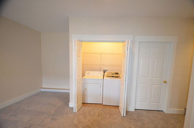 Building Photo - Oak Street Duplex