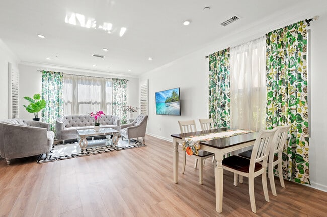 Building Photo - 110 Sugar Cane