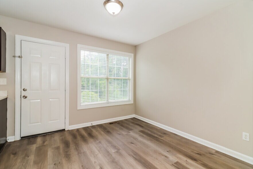 Building Photo - 2840 Ivanhoe Ln