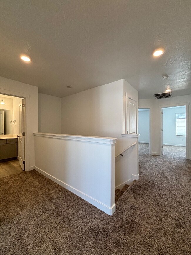 Building Photo - 381 W 2025 N