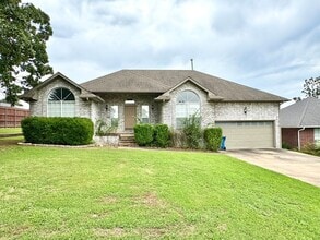 Building Photo - Well-maintained 3-bedroom, 2-bath home in ...