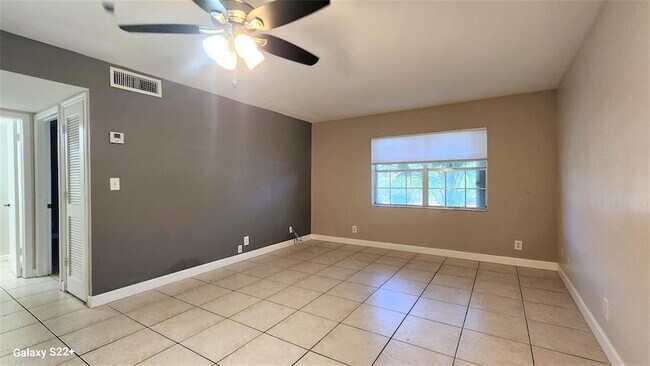 Building Photo - 555 SE 8th St