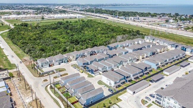 Building Photo - 583 Avisa Dr