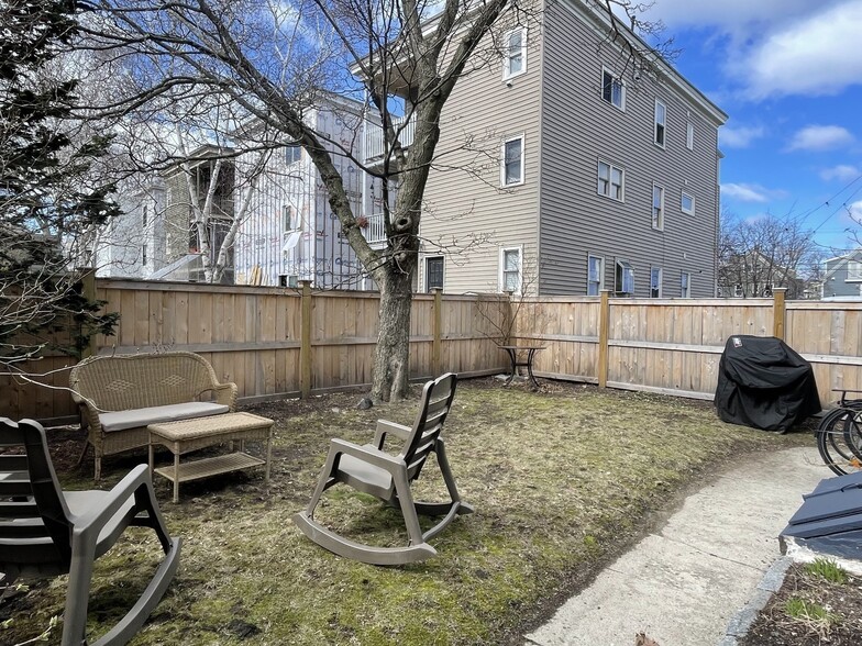 Building Photo - 12 Seven Pines Ave