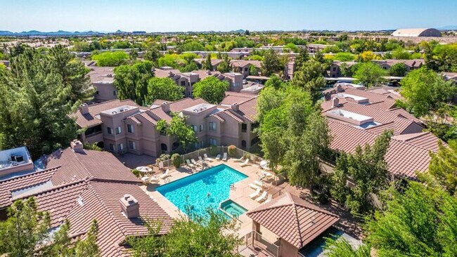 Building Photo - 2-bedroom 2 bath condo in Gated Community ...
