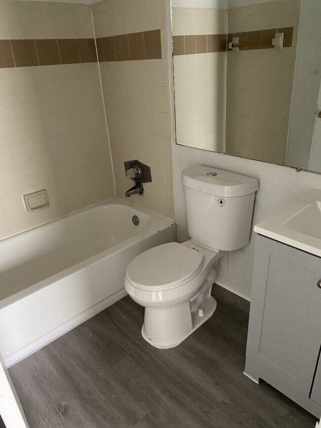 Building Photo - 1956 Lake Atriums Cir