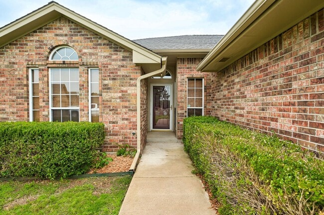 Building Photo - Amazing 4BD/3BTH home with a 3 car garage ...