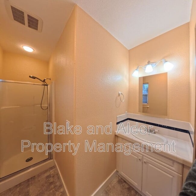 Building Photo - 720 Portland Ave