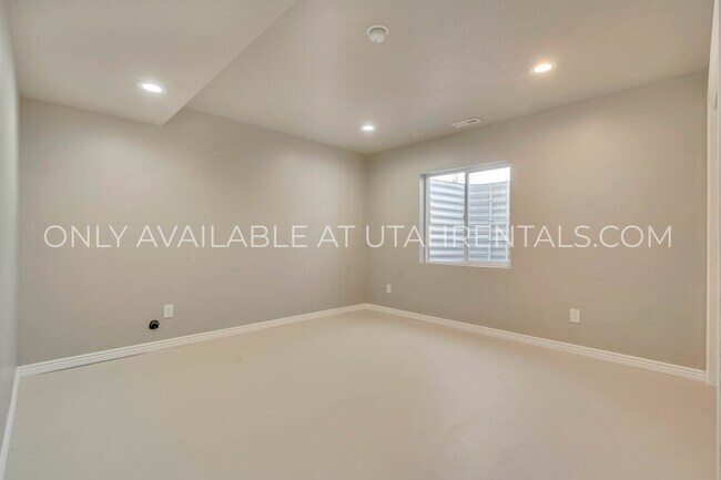 Building Photo - 1419 Stayner Dr