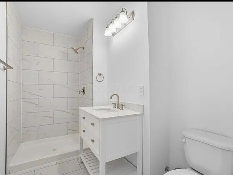 Building Photo - 782 Seymour Ave