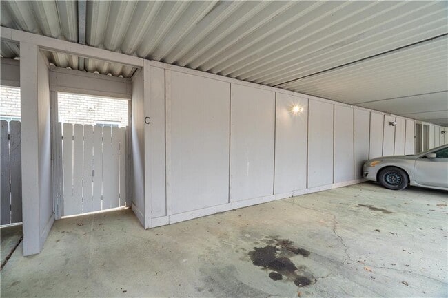 Building Photo - 330 Winding River Dr