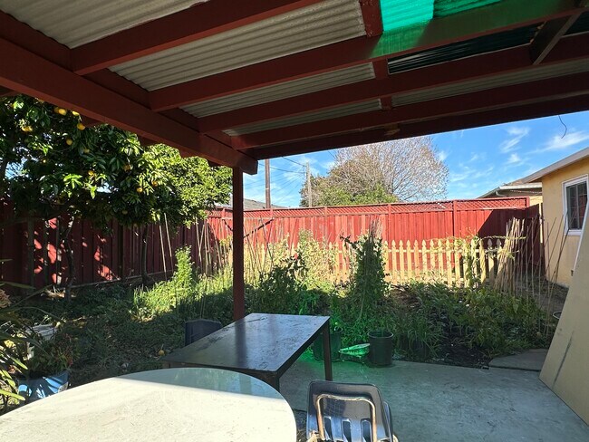 Building Photo - 407 Lloyd Ave