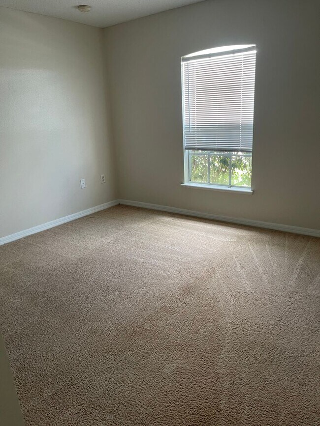 Building Photo - 4 Bedroom, 2 Bathroom, 2 Car Garage Home. Move-in Ready