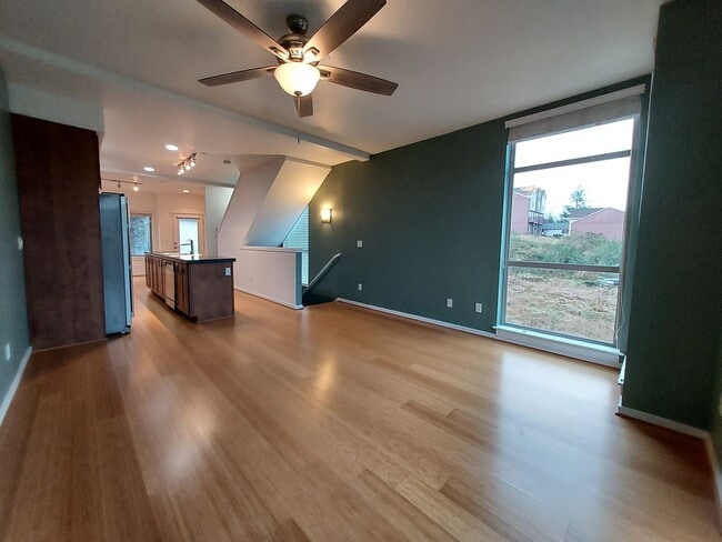 Building Photo - 2 Bed - 2 Bath Townhome in Downtown Tacoma!