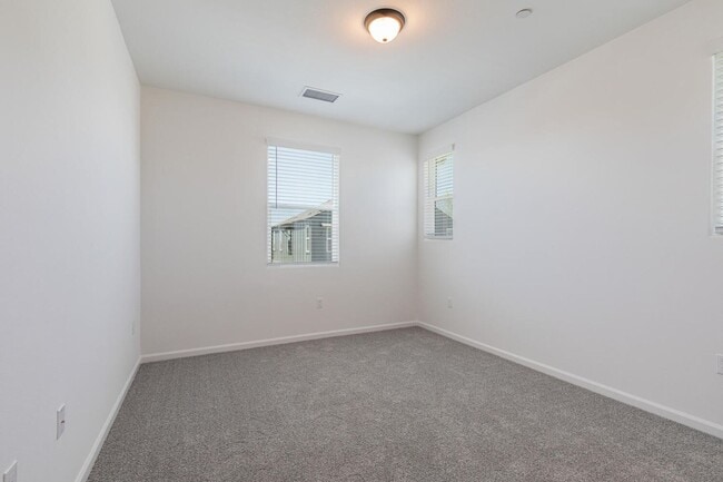 Building Photo - New Tesoro Viejo home with 3 bedrooms, 3 b...