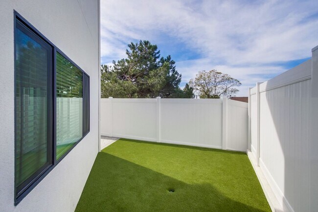 Building Photo - Beautiful downstairs unit 3bed/2 ba now available! Private Patio!! Marketing Description