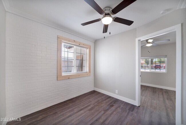 Building Photo - 6 E Linda Ln