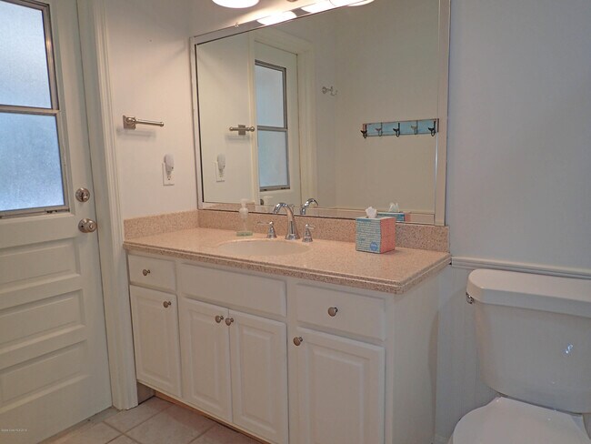 Building Photo - 525 Hidden Creek Dr