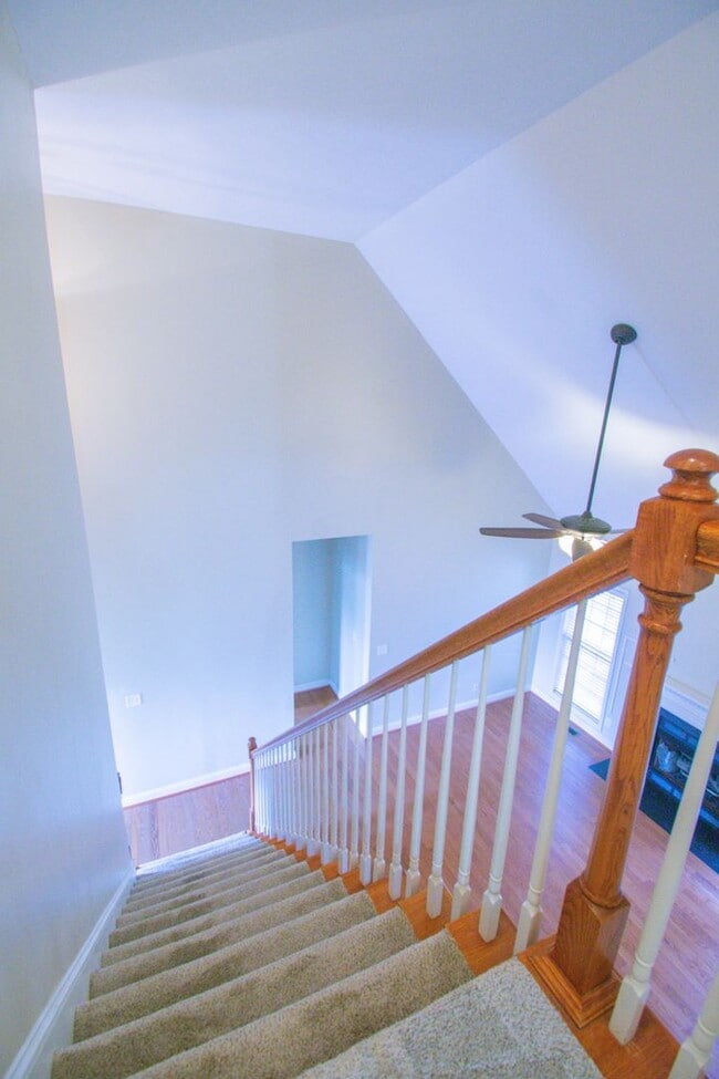 Building Photo - Available March 1! 4 Bedroom 2.5 Bathroom With Bonus and Screened in Porch!