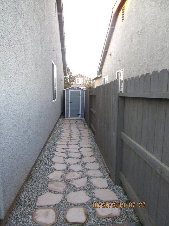 Building Photo - 2065 Stone Wood Loop