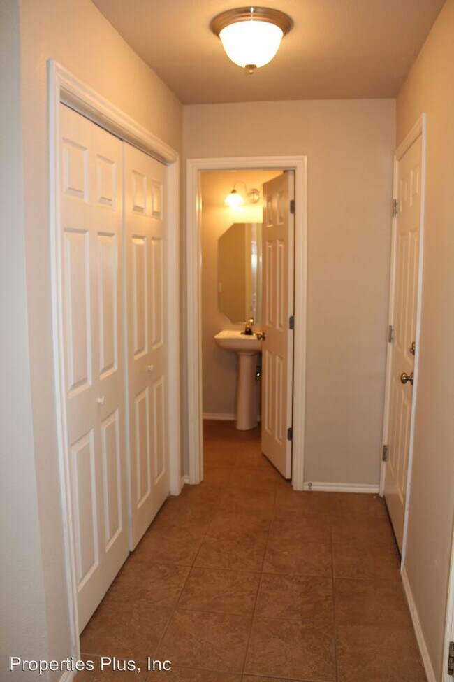 Building Photo - 943-943 Hamilton Falls