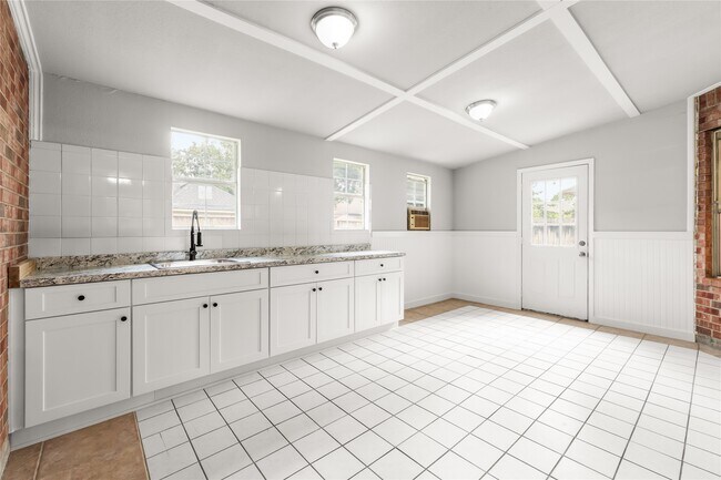 Building Photo - 4111 Surreydon Dr
