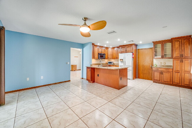 Building Photo - Beautifully updated Pool Home