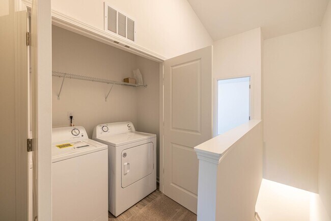 Building Photo - 2BD/2BTH Townhome in York
