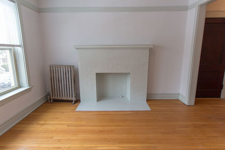 Building Photo - 1355 W Winona St