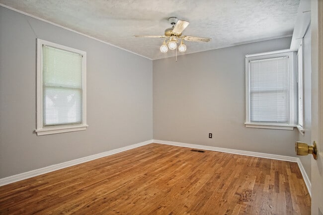 Building Photo - 433 Showalter Dr