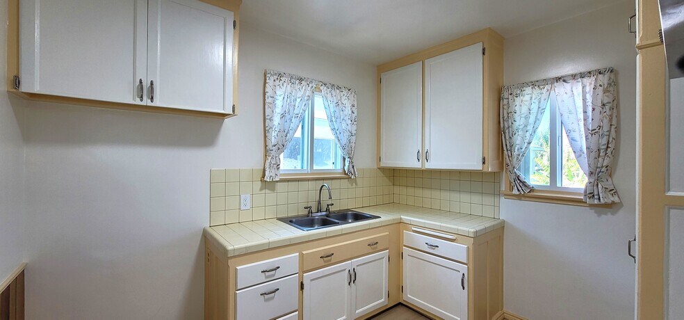 410 #4 Kitchen 2 - 410 E 99th St