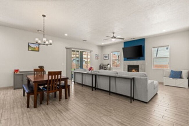 Building Photo - Like New Los Lunas Home!