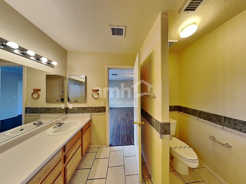 Building Photo - 1566 W Breakwell St