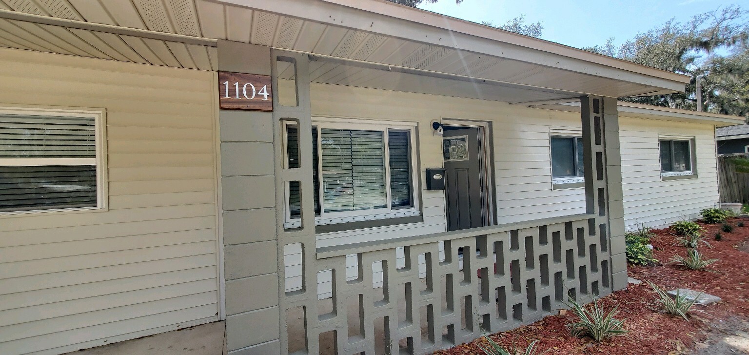 Building Photo - 1104 Sebago Ave N