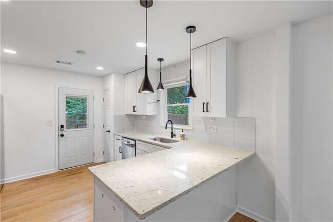 Building Photo - 844 Deckner Ave SW