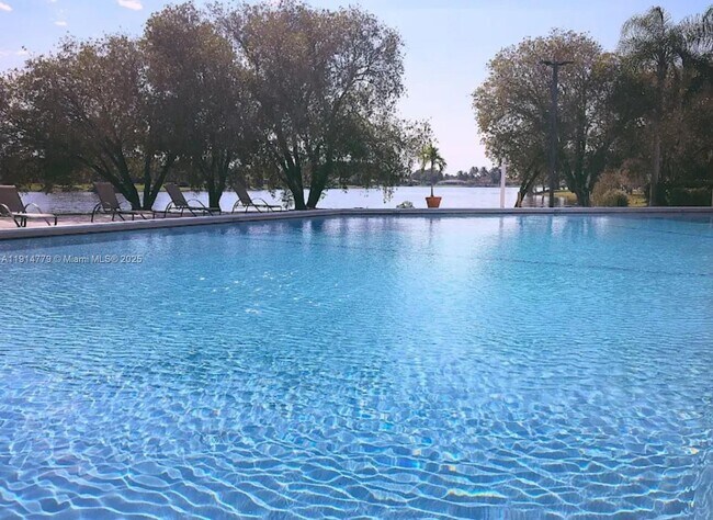 Building Photo - 302 Lakeview Dr