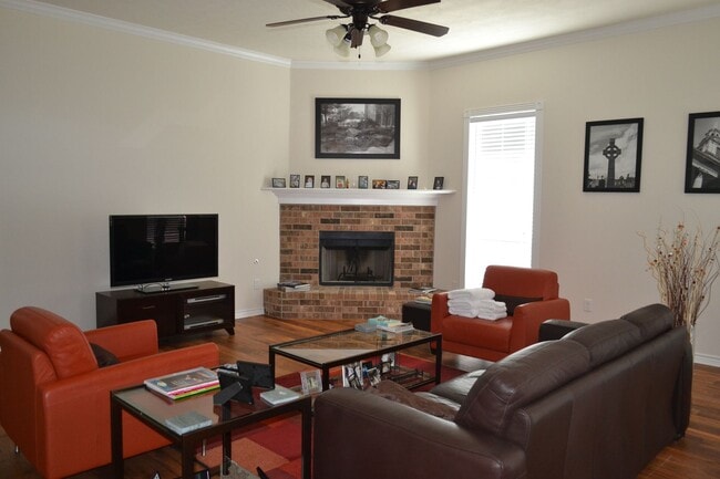 Building Photo - 3/3 WITH GREAT PRIVACY FENCED BACK YARD FOR YOUR FURRY FRIEND